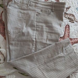 85th + Madison Gray Capri Pants Size 12 Petite